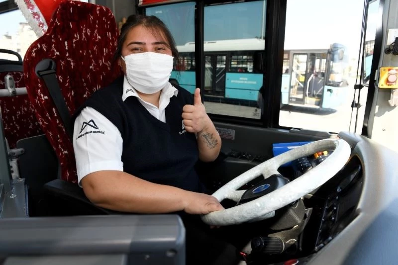 Gündüz otobüs sürüyor, akşam sanatla uğraşıyor

