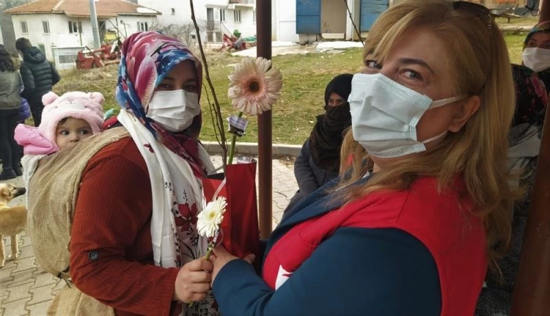 Kadınlar Günü’nü fidan dağıtarak kutladılar

