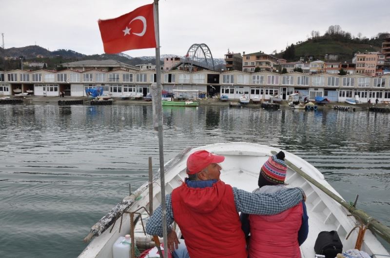 22 yıldır gece gündüz demeden eşiyle birlikte denizde 