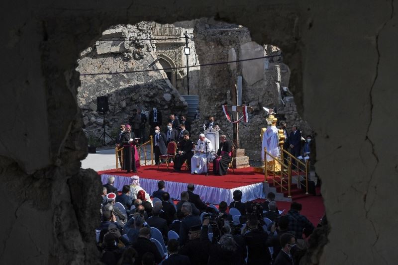 Papa Francis, Musul’da DEAŞ’ın yıktığı kilisede ayin düzenledi
