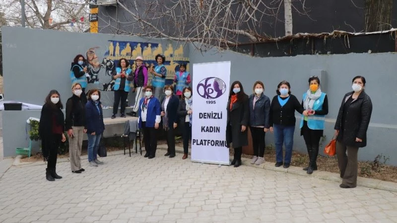 5 kadın öğretmen 107 yaşındaki Sümerolog Muazzez İlmiye Çığ’ın resmini duvara nakşetti
