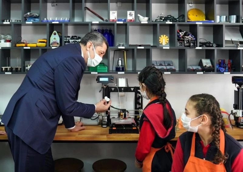 Bakan Ziya Selçuk: “Çocuklarımızın ellerini kullanmalarına fırsat vererek teori ve pratiği birleştirmek istiyoruz”
