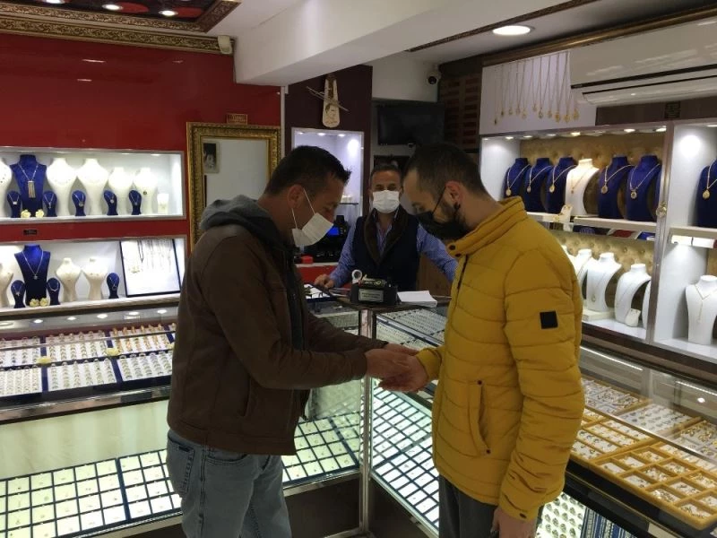 Bayrağımızın simgesi yerden kaldırmak için aldığı kolye altın çıktı
