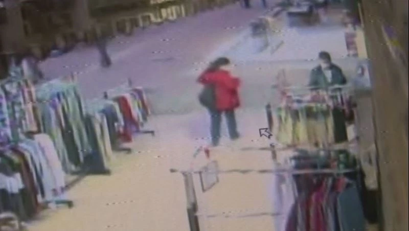 Askıdaki ürünleri saniyeler içinde çaldı
