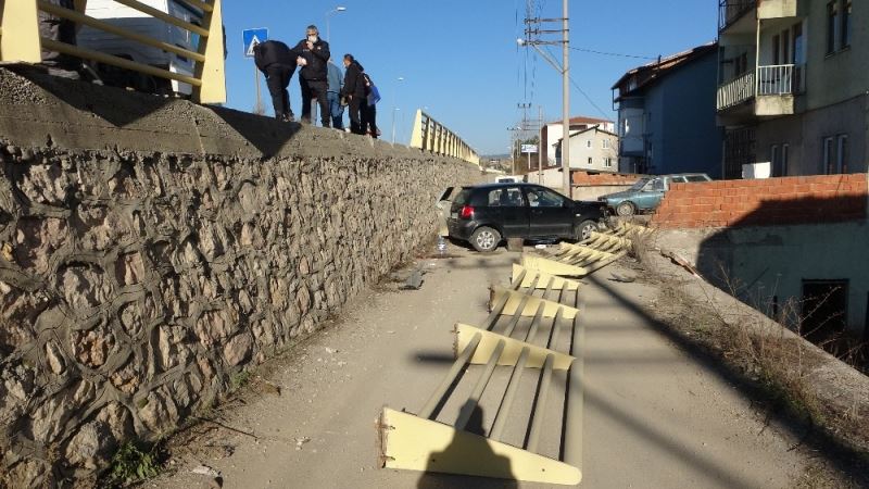 Safranbolu’da iki otomobil çarpıştı, biri 2 metreden aşağıya düştü: 2 yaralı
