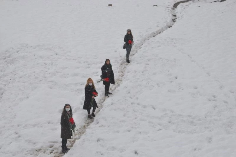 Karlı tepeleri aşarak kadınlara karanfil dağıttılar
