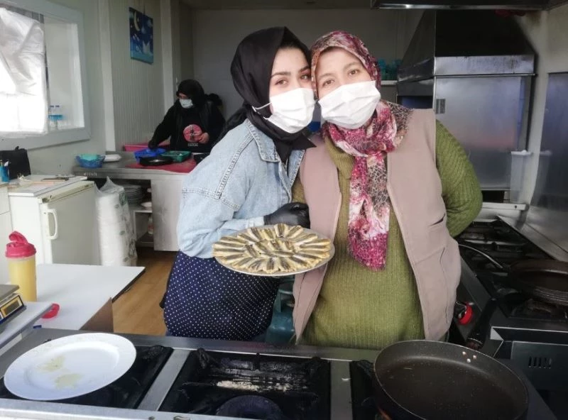 Anne ve kızı, balık ızgara salonu işletiyor
