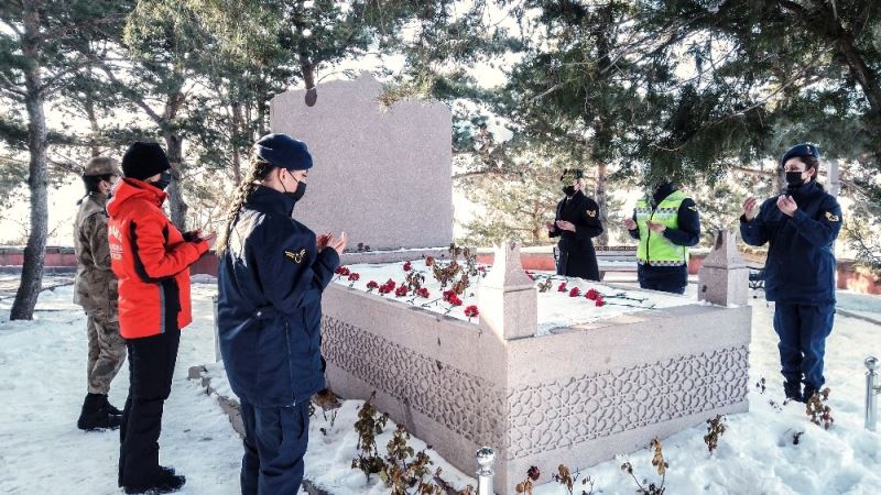 Erzurum’da görevli kadın jandarmalardan Nene Hatun’a ziyaret
