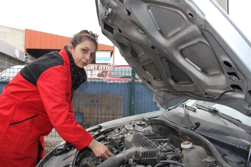 (Özel) Sanayide muhasebeci olarak girdiği işletmede dizel araçların enjektörünü tamir ediyor
