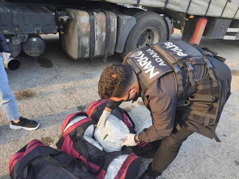 Adana’da 50 kilogram esrarın ele geçtiği tırın sürücüsü tutuklandı