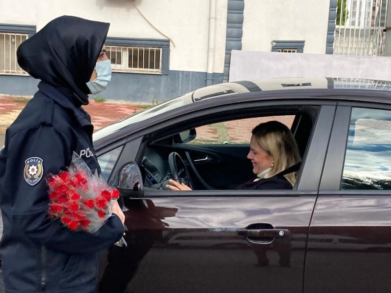 Kadın sürücülerin ceza korkusu çiçekle son buldu
