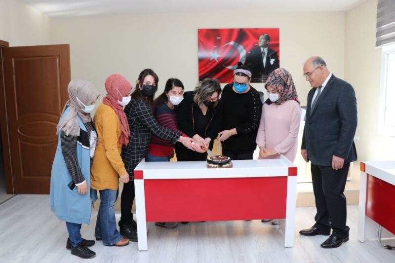 Başkan Mustafa Çay’dan kadınlara pastalı kutlama
