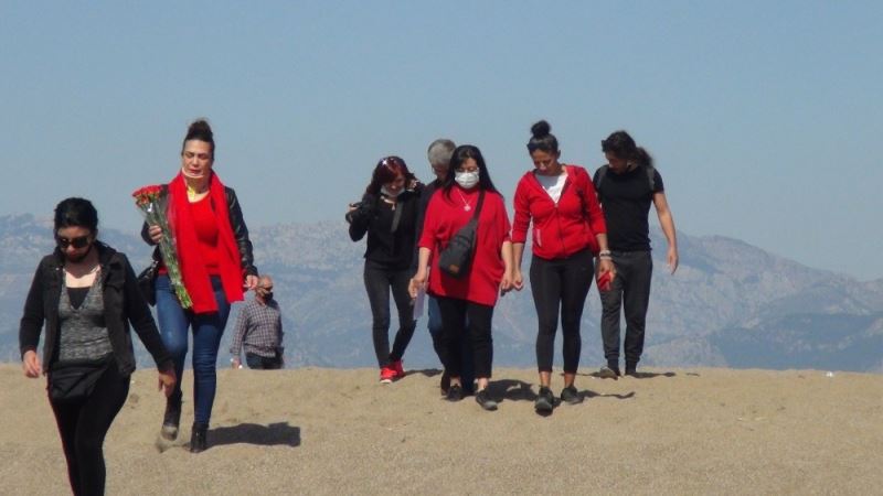 Antalya’da 8 Mart Kadınlar Günü’nde kadınlardan sahil temizliği
