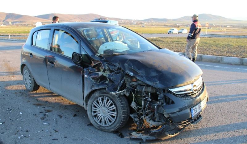 Elazığ’da otomobil traktöre çarptı: 4 yaralı
