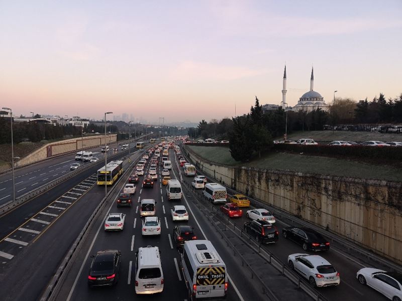 Sokağa çıkma kısıtlamasının ardından İstanbul’da trafik yoğunluğu
