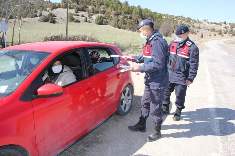 Jandarma ekipleri, uygulama noktasında kadınlara karanfil dağıttı