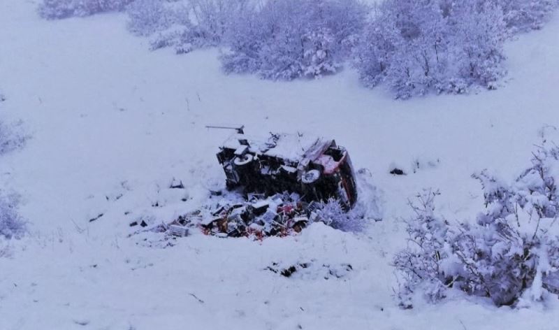 Karlı yolda, kamyonet şarampole devrildi:1 yaralı
