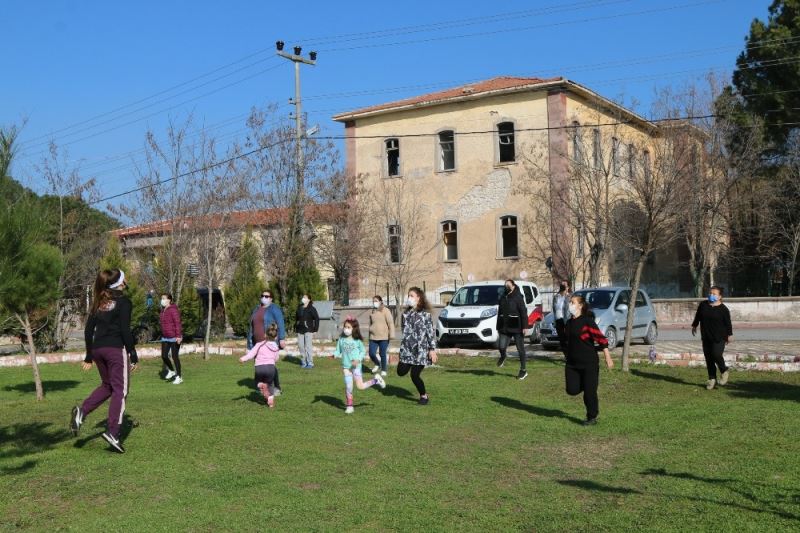 Dünya Cimnastik Şampiyonu’ndan Akhisarlı kadınlara sabah sporu
