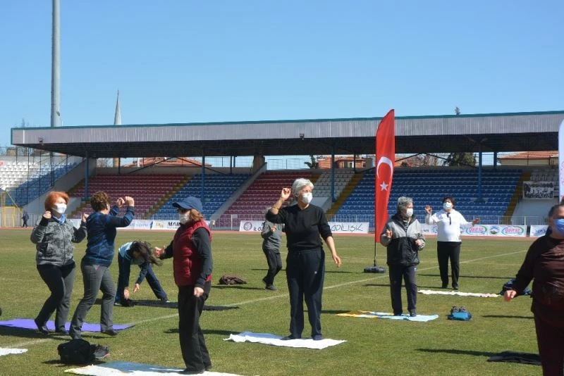 Ispartalı kadınların açık havada pilates keyfi
