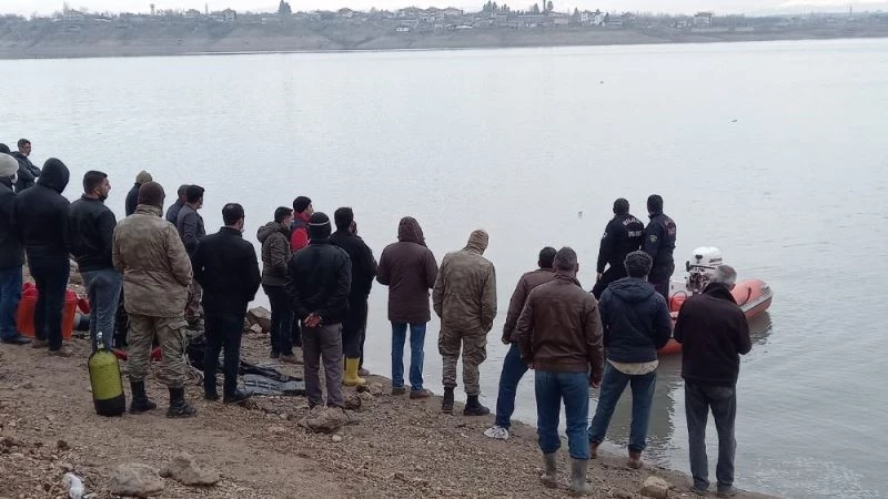 Alabora olan teknedeki kayıp balıkçının cansız bedenine ulaşıldı
