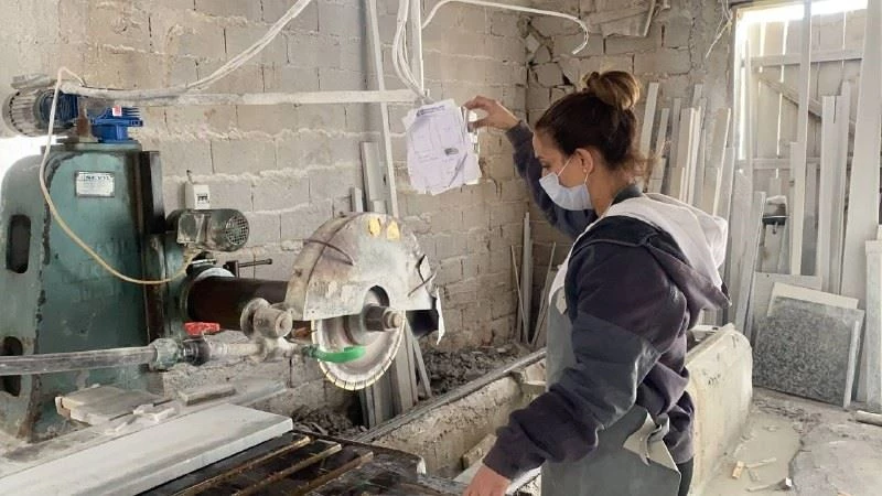 Bursa’da ekmeğini ’Mermer’den çıkartan kadın, görenleri şaşırtıyor
