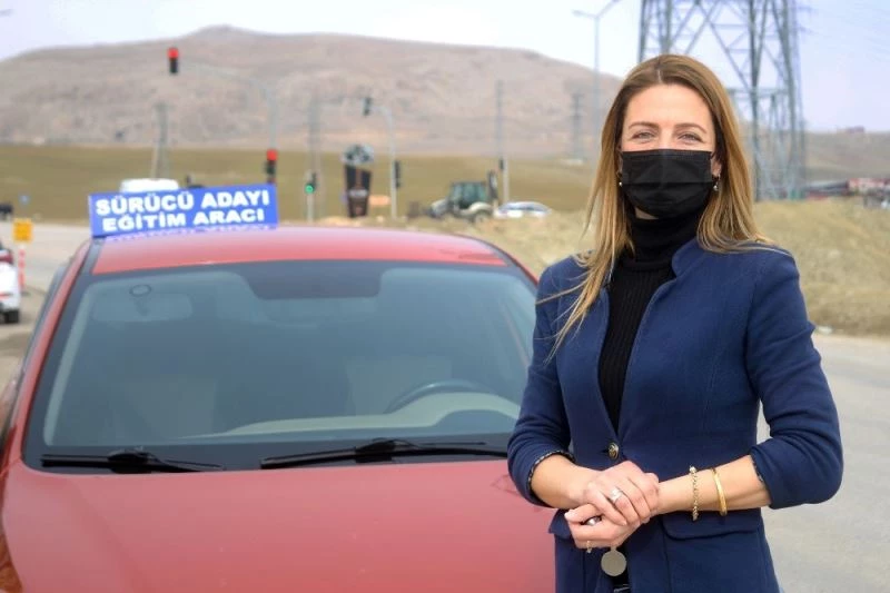 Kadın direksiyon eğitmeni erkeklere taş çıkardı
