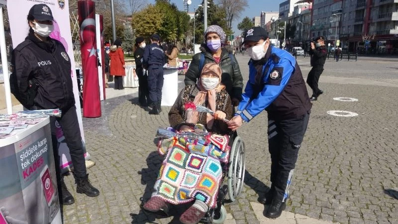 Uşak’ta polis ve jandarmadan kadınlara karanfilli kutlama
