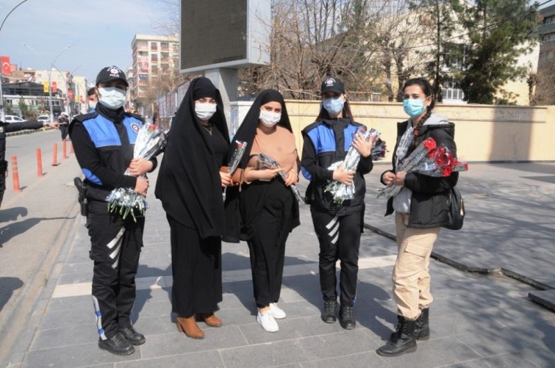 Cizre polisi kadınlara karanfil hediye edip günlerini kutladı
