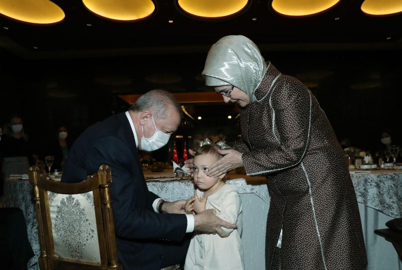 Cumhurbaşkanı Erdoğan ve eşi Emine Erdoğan sağlık ve sosyal hizmet çalışanı kadınlarla bir araya geldi