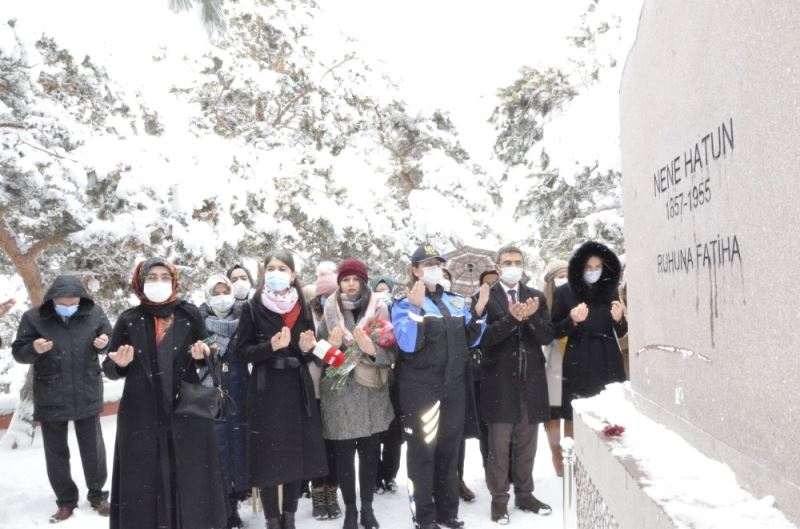 8 Mart Dünya kadınlar Günü’nde Nene Hatun mezarı başında anıldı
