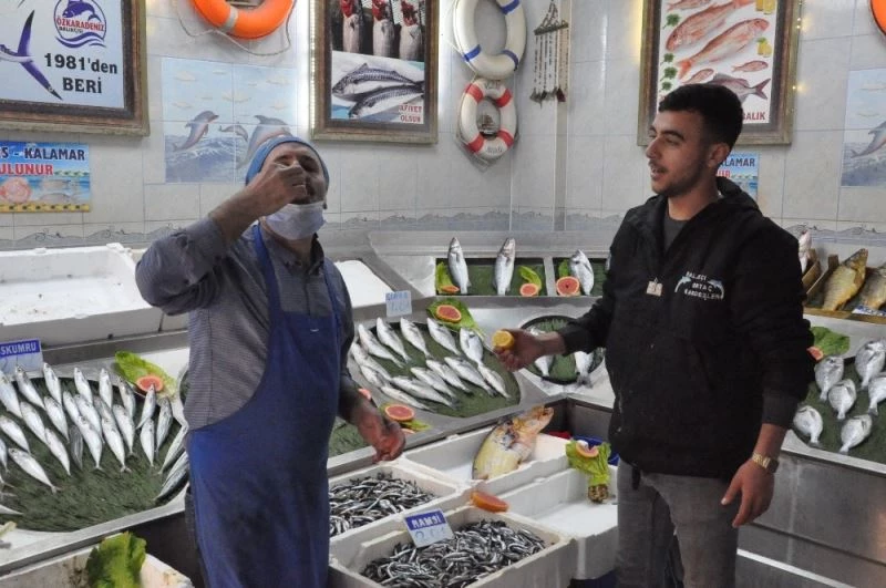 Sağlıklı diye çiğ balığın üzerini limonu sıkıp yiyor
