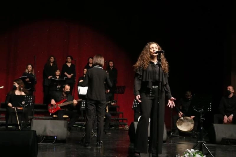 Sanatın ışığında kadın
