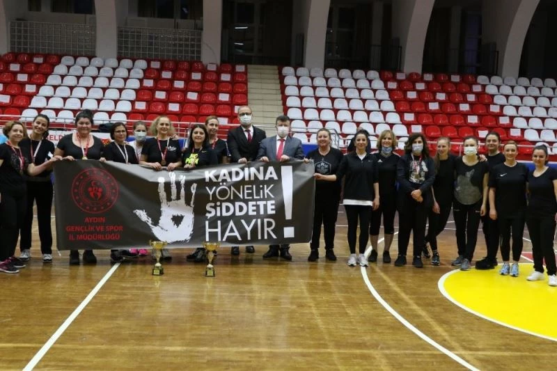 Kadına şiddete voleybol müsabakası ile dikkat çektiler
