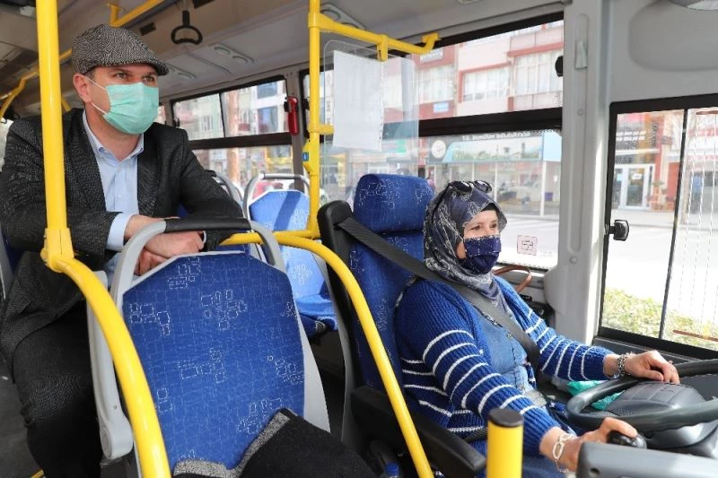 Başkan Ercengiz ilk ve tek kadın halk otobüsü şoförü ile seyahat etti.
