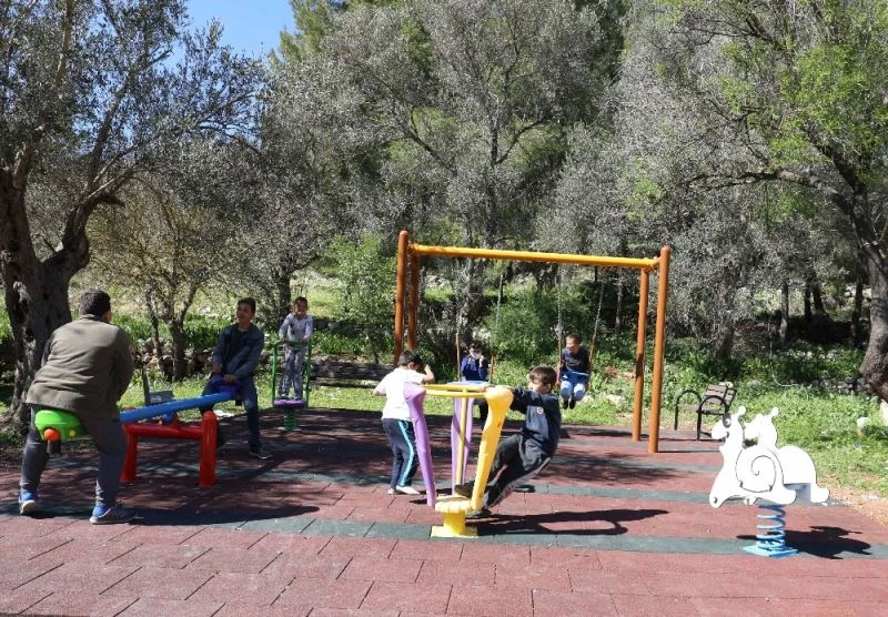 Çocuklar oyun parkına kavuşmanın mutluluğunu yaşadı
