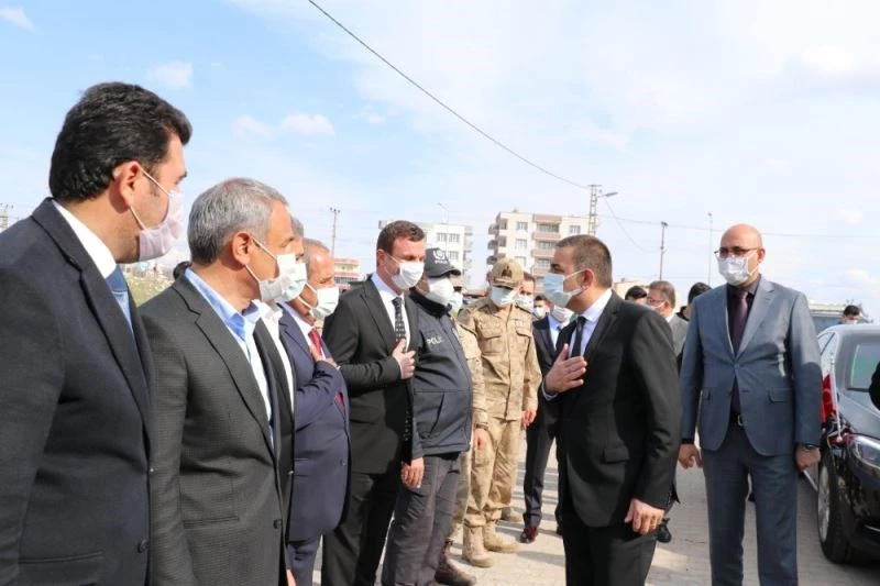 Siirt Valisi Hacıbektaşoğlu, aralarında husumet bulunan iki aileyi barıştırdı
