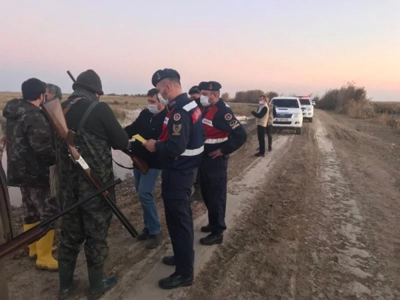 Flamingo ve sakarmeke avlayanlara 8 bin 552 lira ceza
