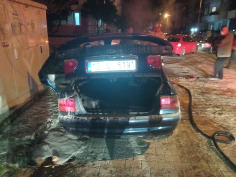 Edremit’te park halindeki araç yandı
