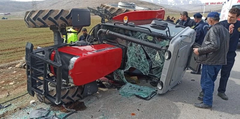 Devrilen traktörün sürücüsü kabin sayesinde hayatta kaldı
