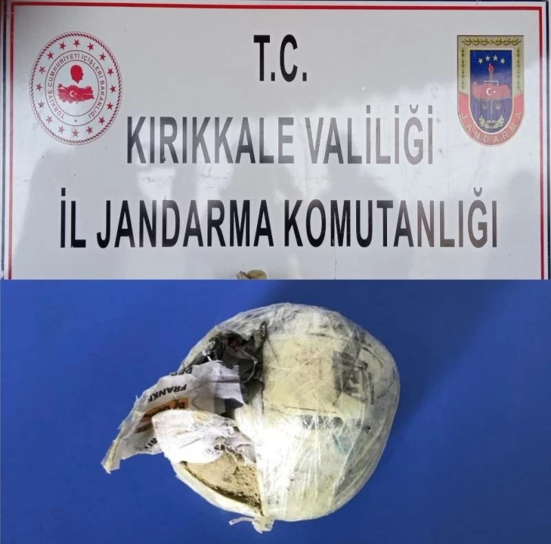 Yolcu koltuğunun altında 880 gram esrar ele geçirildi
