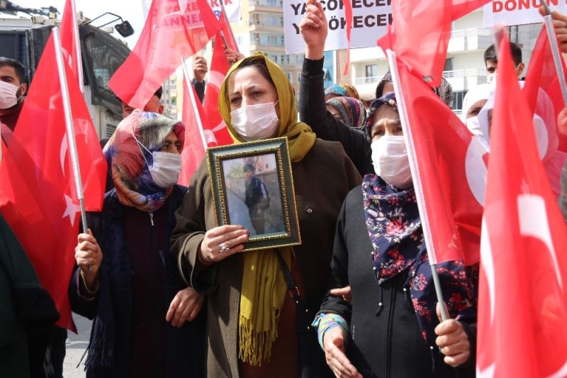 Annelerin çığlıkları yükseldikçe evlat nöbetine katılım devam ediyor
