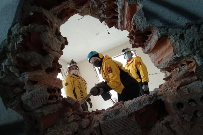 Arama kurtarma gönüllüleri enkaz altından yaralıyı kurtardı
