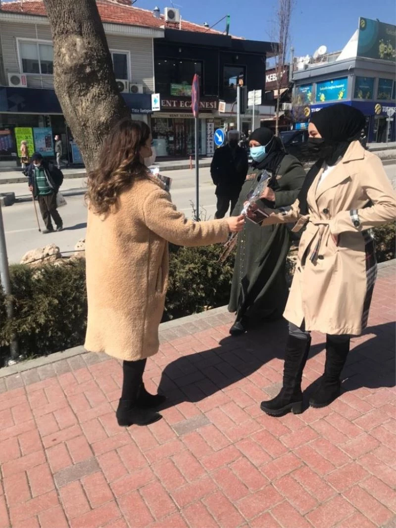 Hem bilgilendirdiler hem de karanfil dağıttılar
