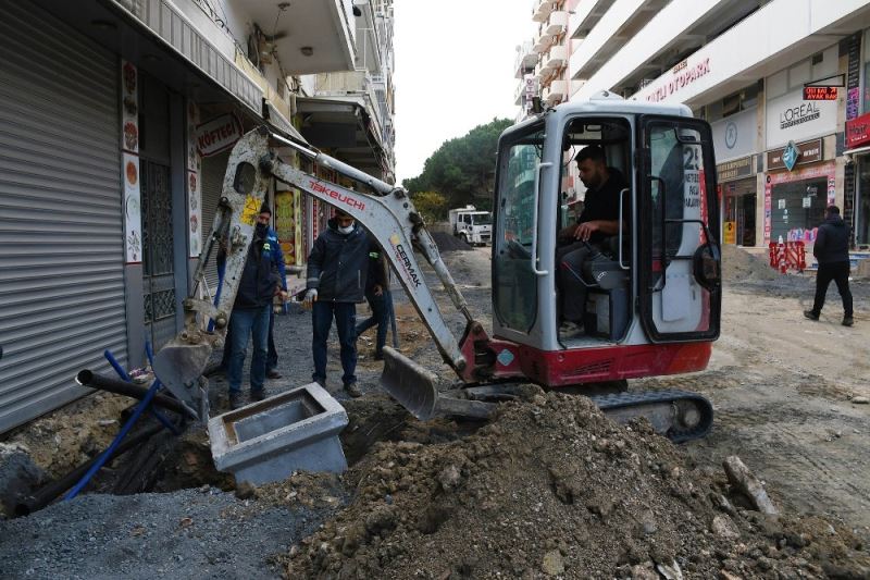 Kuşadası’nda caddelerdeki yenileme çalışmalarının kapsamı genişledi
