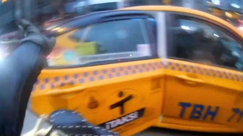 (Özel) Beşiktaş’ta kapı açma kazası: Öfkelenen motosikletli yolculara bağırdı
