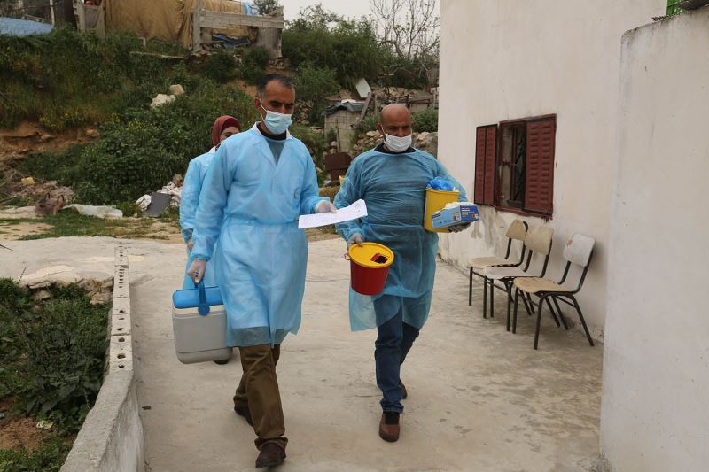 El Halil’de sağlık ekipleri ev ev dolaşıp yaşlılara aşı yapıyor
