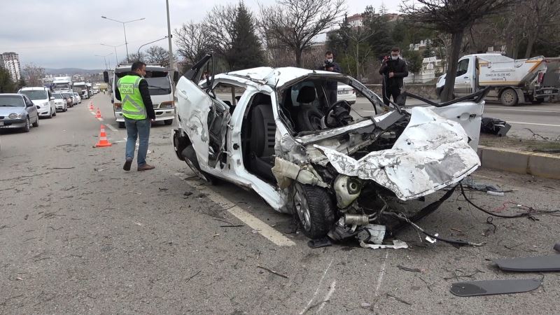 Kırıkkale’deki feci kaza kamerada: Karşı şeride havalandı, lüks otomobilin üstüne düştü
