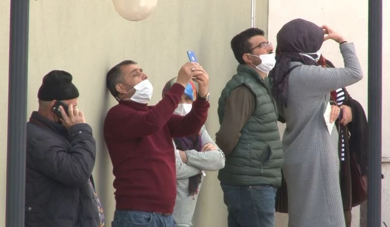 Pencereye çıkan kızı, vatandaşlar film gibi izledi
