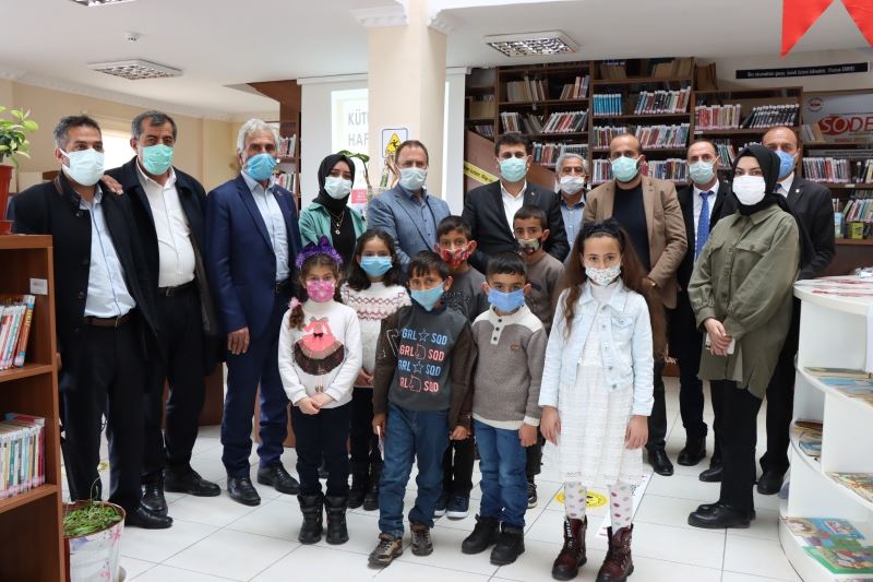 Başkan Yaşar, Çat Halk Kütüphanesini ziyaret etti
