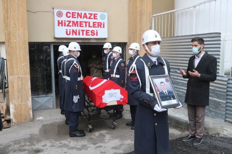 Göreve 2 ay önce başlayan şehit astsubayın al bayrağa sarılı naaşı memleketine uğurlandı
